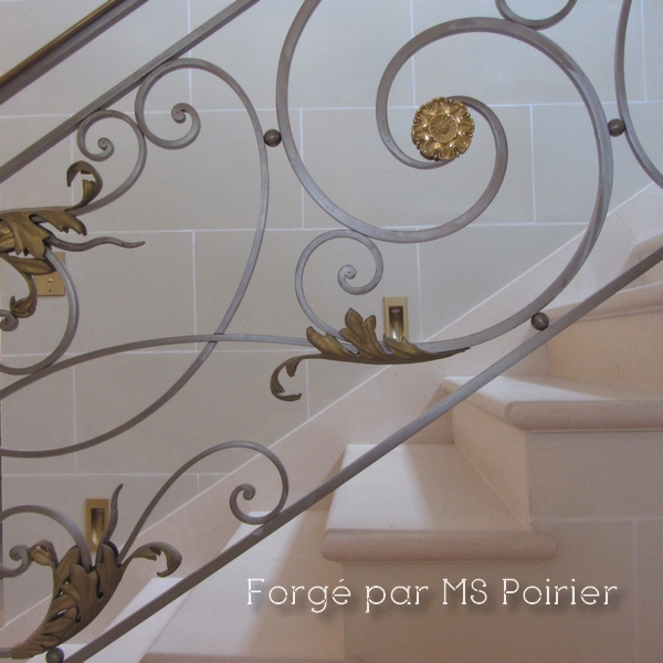 Détail d'une rampe d'escalier avec les finitions haut de gamme de MS Poirier